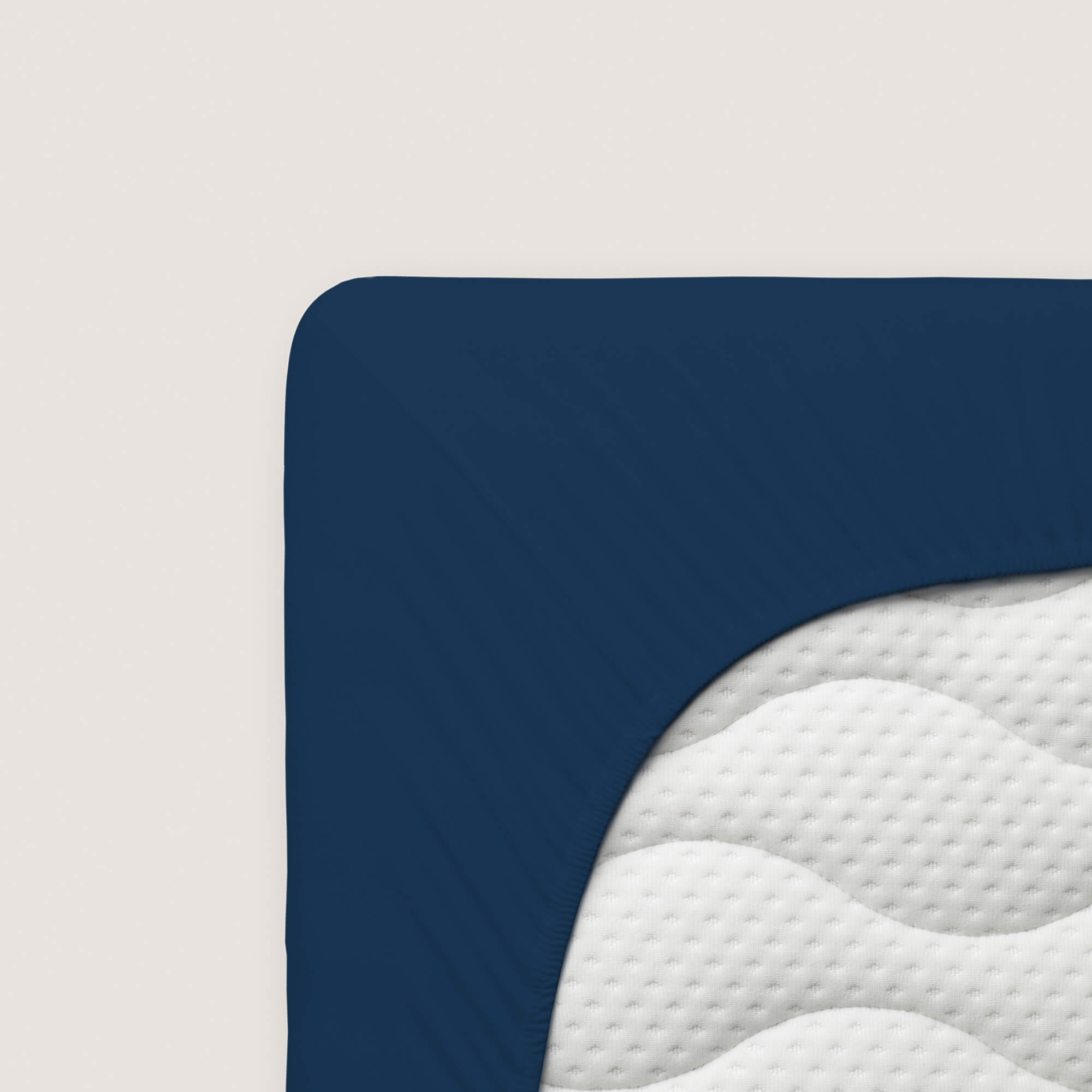 Spannbettlaken Premium von Schlafgut in Farbe blue deep aus 95% Bio-Baumwolle und 5% Elasthan auf Matratze
