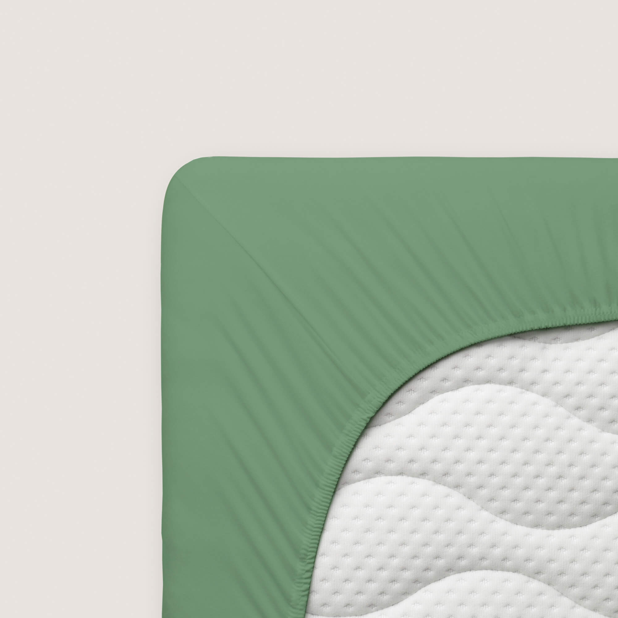 Spannbettlaken Pure von Schlafgut in Farbe green mid aus 95% Bio-Baumwolle und 5% Elasthan auf Matratze