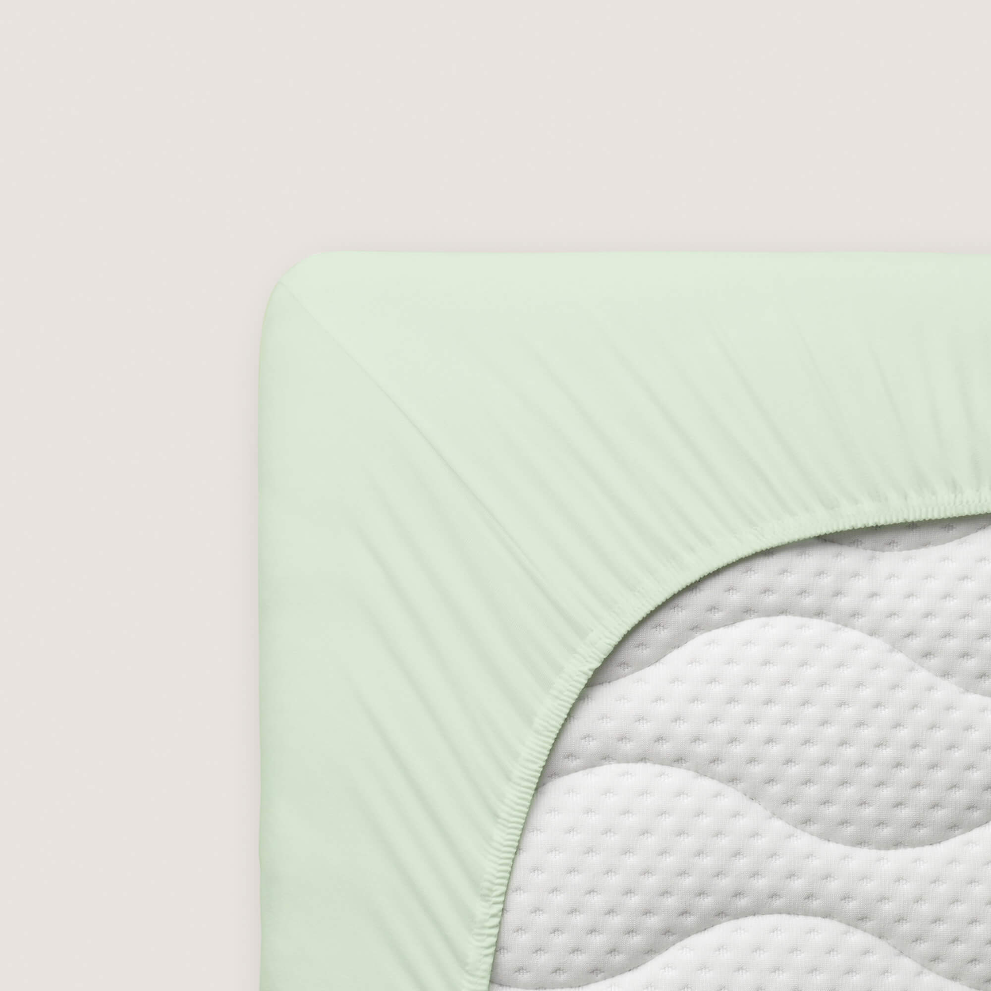 Spannbettlaken Pure Topper von Schlafgut in Farbe green light aus 95% Bio-Baumwolle und 5% Elasthan auf Matratze