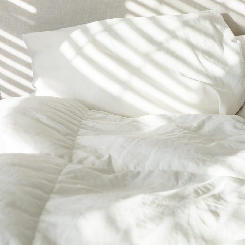 Bettdecken und Kissen auf einem Bett