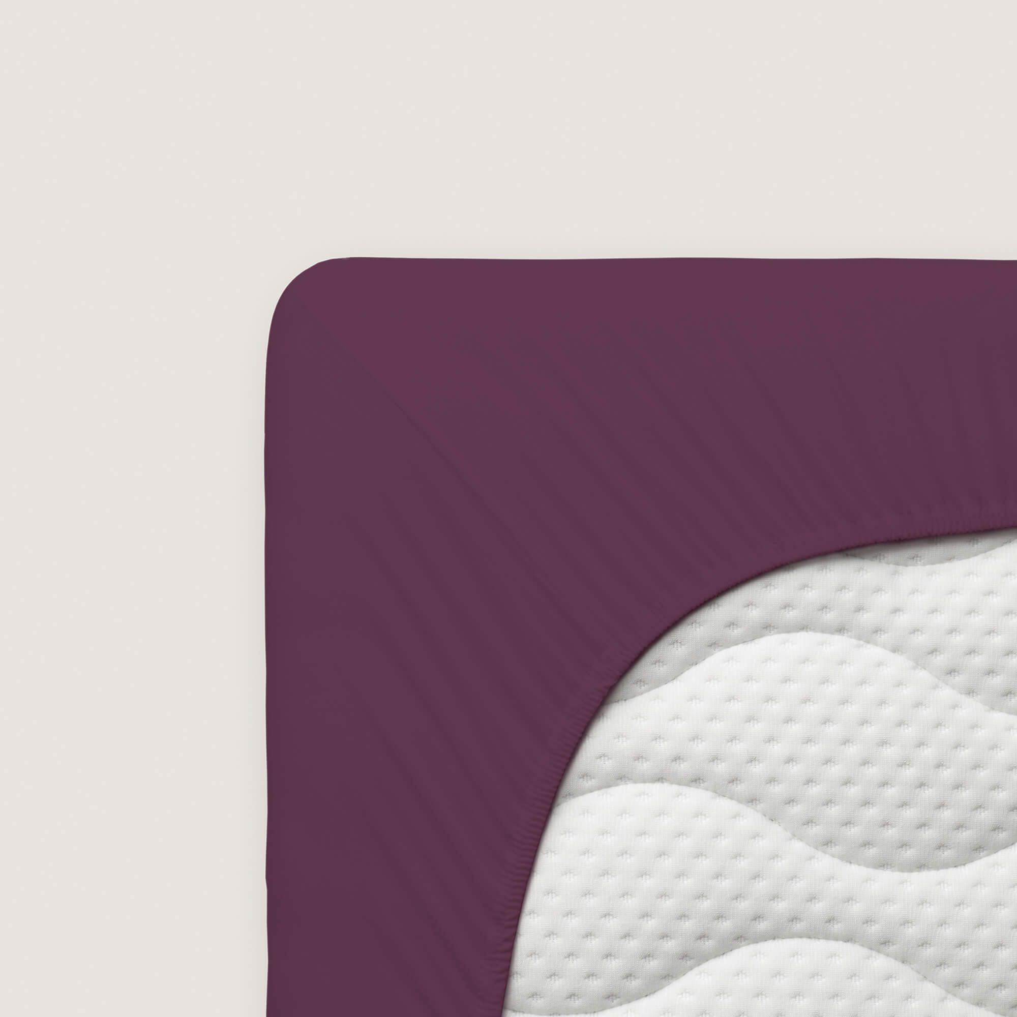 Spannbettlaken Premium von Schlafgut in Farbe purple deep aus 95% Bio-Baumwolle und 5% Elasthan auf Matratze