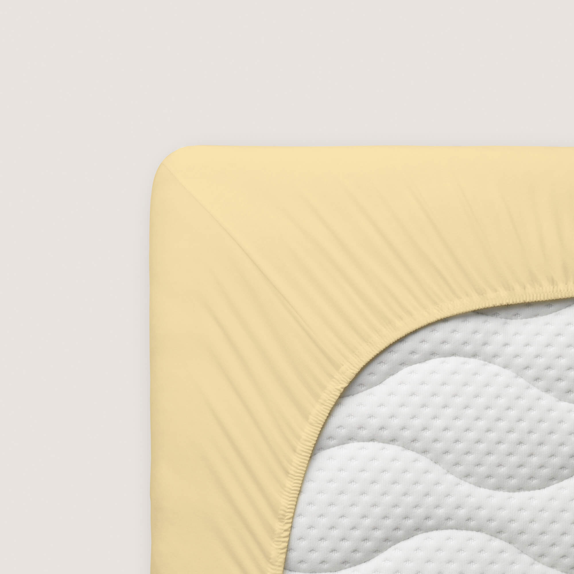 Spannbettlaken Premium von Schlafgut in Farbe yellow mid aus 95% Bio-Baumwolle und 5% Elasthan auf Matratze